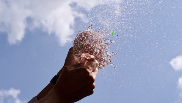 水球爆炸图片下载