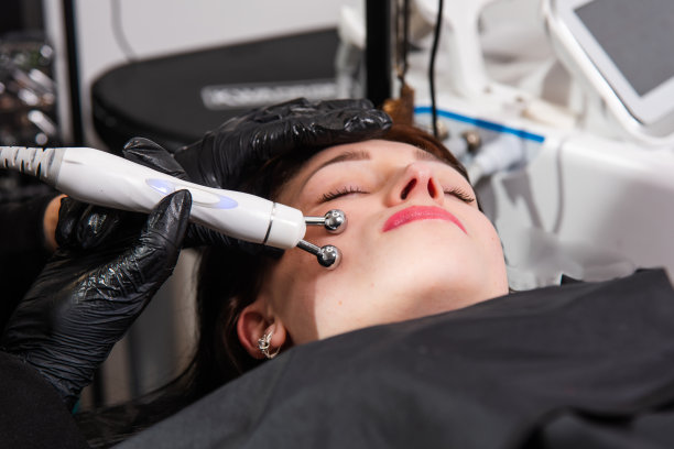 在美容院进行面部年轻化的修眉和修唇手术图片下载