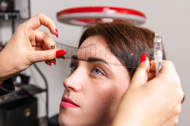 在美容院进行面部年轻化的修眉和修唇手术图片下载