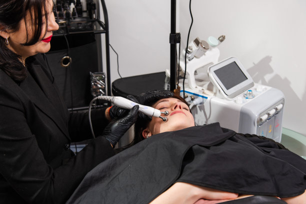 在美容院进行面部年轻化的修眉和修唇手术图片下载