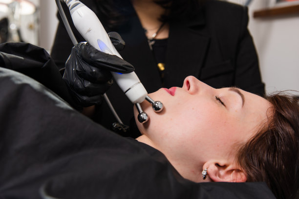 在美容院进行面部年轻化的修眉和修唇手术图片下载