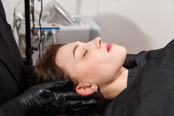 在美容院进行面部年轻化的修眉和修唇手术图片下载