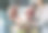 午餐时，一名男子在餐厅为他的朋友们提供意大利面。图片下载