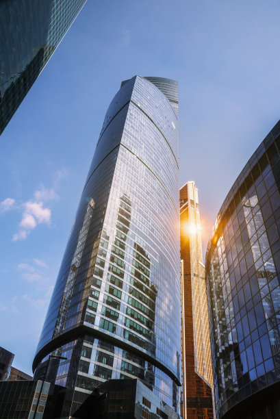 莫斯科商业区的摩天大楼。从下往上看塔楼。莫斯科。俄罗斯图片下载