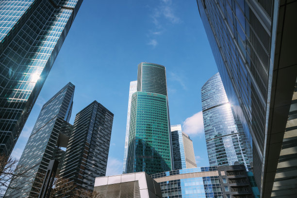 天空背景下，莫斯科商业区的摩天大楼。莫斯科。俄罗斯图片下载