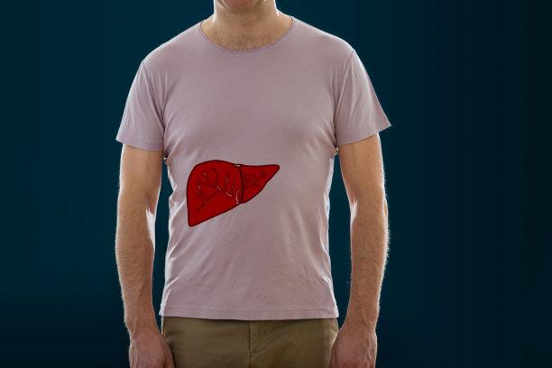 这个男人站在黑暗的背景上，上面有一张肝脏的照片。图片下载