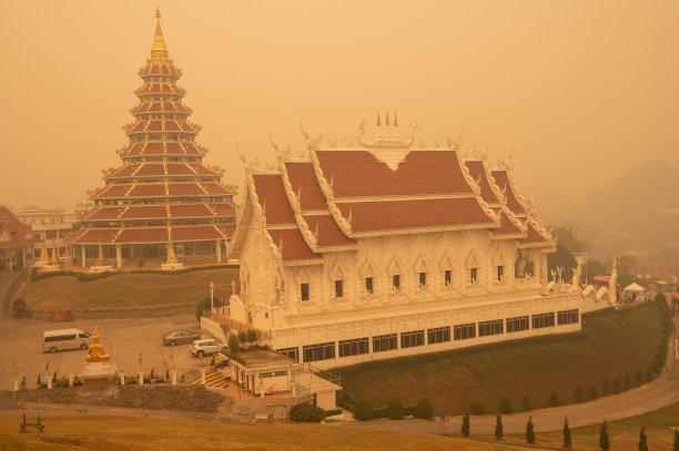 泰国清莱府汇巴刚寺笼罩在空气污染中（PM2.5）图片下载