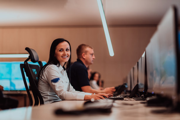 一组在闭路电视监控室工作的安全数据中心操作员正在查看多个监视器。警官监控多屏可疑活动图片下载