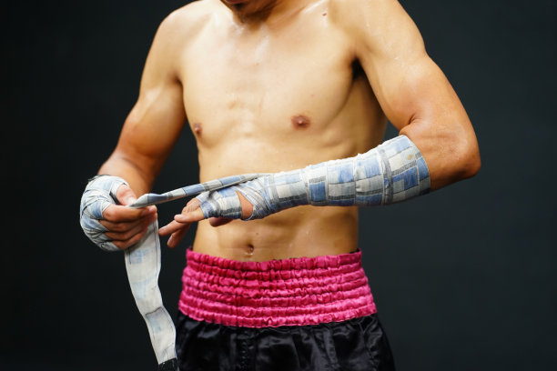 泰拳(Muay Thai)，泰国的武术，戴拳手手套前用布包住双手，这样可以减少拳手对对手的冲击，防止拳手受伤图片下载