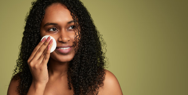 微笑的黑人妇女卸妆用化妆棉图片下载