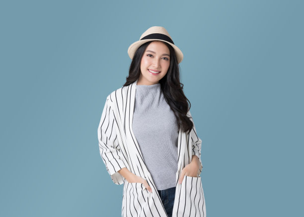 年轻的亚洲妇女在太阳帽，旅游概念孤立在青色的背景。图片下载