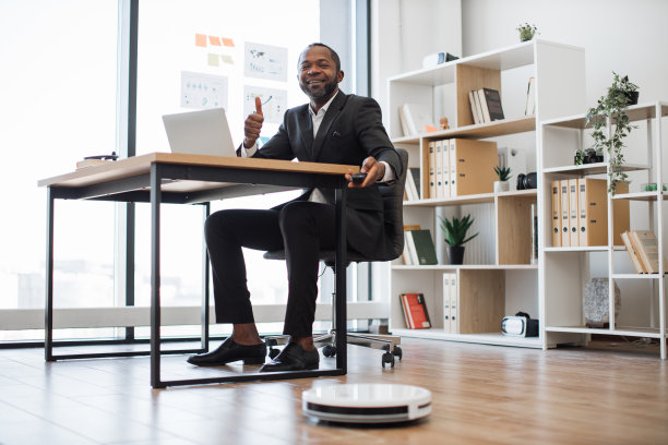 企业家在工作中打开机器人吸尘器图片下载