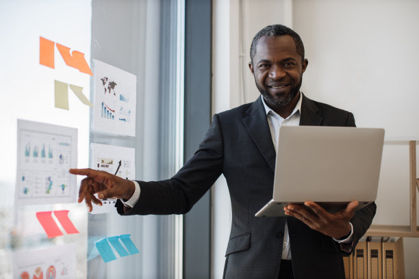 分析师在团队简报中使用手持设备和视觉效果图片下载