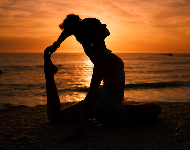 普拉提、瑜伽和日出时在海滩上锻炼、训练和健身的女人剪影。动机，冥想和阴影的女孩平衡的海洋运动，健康和伸展图片下载