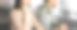 两名戴着耳机的年轻人坐在办公室的办公桌前与客户交谈。关注女性。呼叫中心接线员在工作图片下载