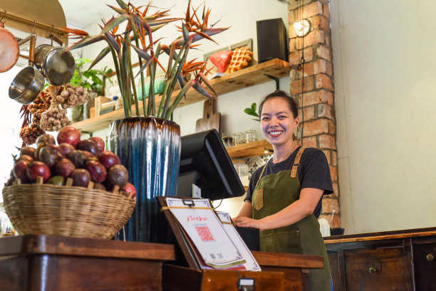 在咖啡馆厨房工作的越南快乐女招待图片下载