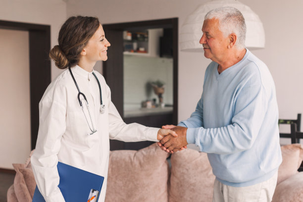 女专业医生展示医疗检查结果，用剪贴板解释处方，访问家中坐在沙发上的老年老人病人图片下载