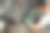 在汽车服务中，男技术员站在工具台附近图片下载