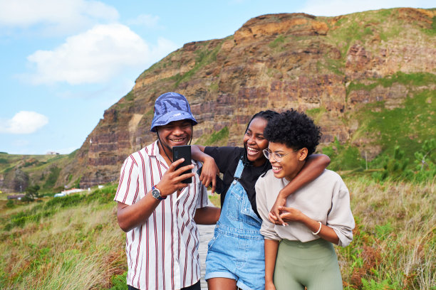 年轻人用手机和朋友们一起在户外分享时光图片下载