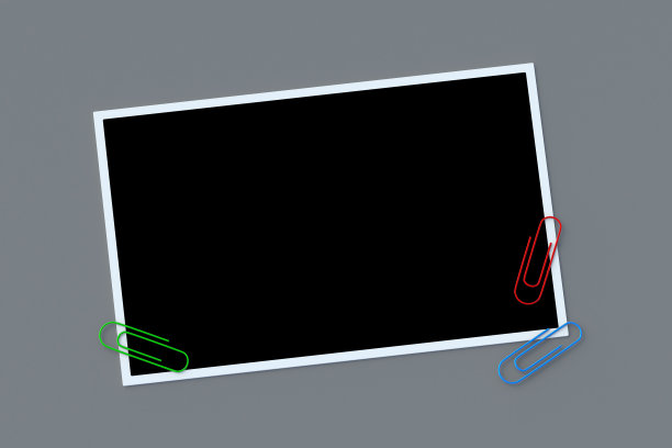 照片与孤立的黑色空间附近的回形针。摄影模板。记忆图像。三维渲染图片下载