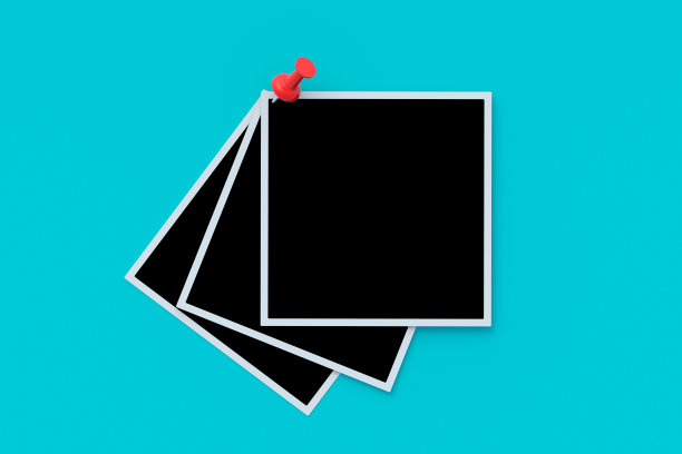 照片用别针固定在纸上，有孤立的黑色空间。摄影模板。记忆图像。三维渲染图片下载