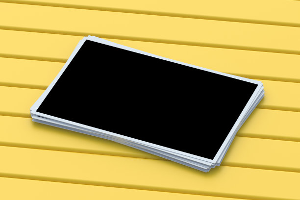 堆叠的照片与孤立的黑色空间木板。摄影模板。记忆图像。三维渲染图片下载