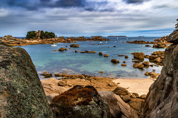 法国布列塔尼的Ploumanach大西洋海岸的沙滩和粉红色花岗岩巨石图片下载