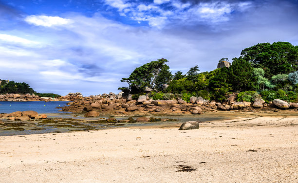 法国布列塔尼的Ploumanach大西洋海岸的沙滩和粉红色花岗岩巨石图片下载