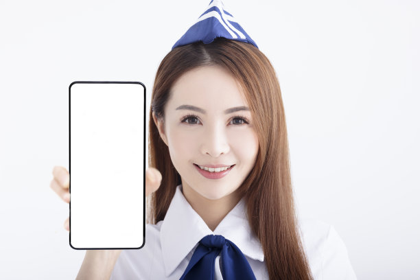 美丽的空姐展示白底空白屏幕的手机图片下载