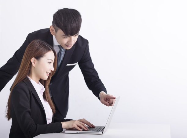 业务团队使用笔记本电脑，一起在办公室工作图片下载