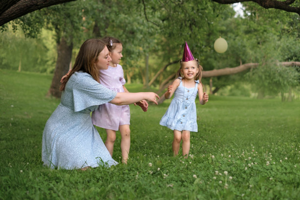 有趣调皮的女孩告诉祝贺朋友生日，并唱了一首歌图片下载