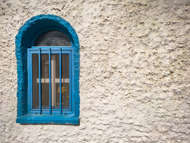 蓝色的窗户，白色的墙图片下载