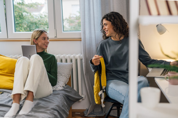 两个女性朋友在宿舍图片下载