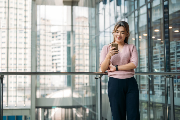 授权成功:一个微笑的亚洲女商人在电子商务中的崛起图片下载