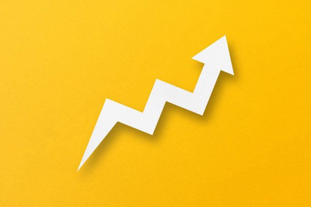 图纸白色箭头孤立在黄色纸背景上图片下载