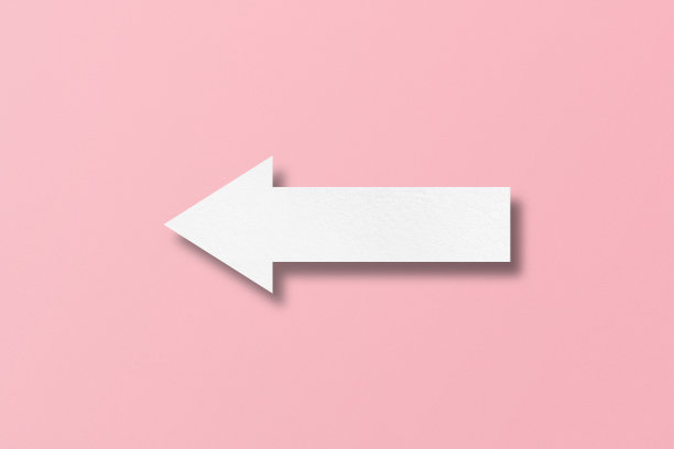白色的纸箭头孤立在粉红色的纸背景上图片下载