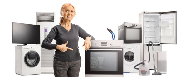 微笑的成熟女子指着烤箱和其他家用电器在后面摆姿势图片下载