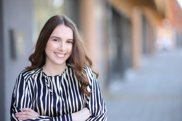 优雅的女人在街上摆姿势图片下载