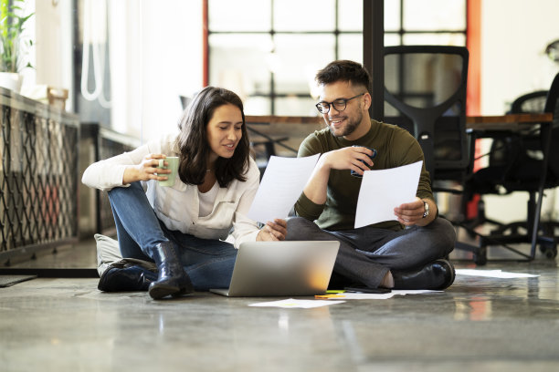 同事们坐在办公室的地板上。图片下载