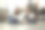 同事们坐在办公室的地板上。图片下载