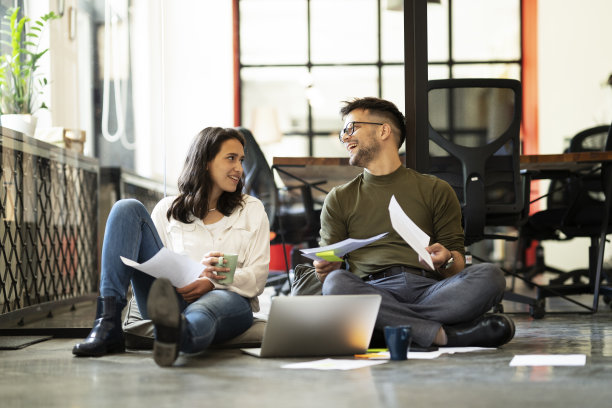 同事们坐在办公室的地板上。图片下载