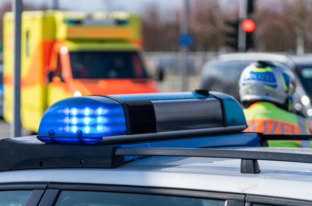 警车的蓝色闪光对着救护车图片下载