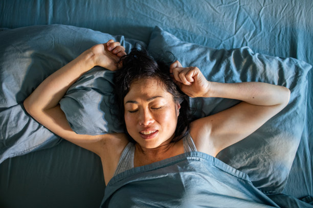 年轻的日本女人睡在卧室的床上图片下载