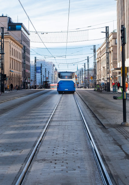 Hamenkatu坦佩雷主要街道上的穿梭巴士。春天的城市景观。图片下载