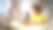 在现代繁忙的办公室工作的双种族多产的年轻妇女的肖像。女团队领导在完成重要任务后面带微笑。幕后工作的人。图片下载