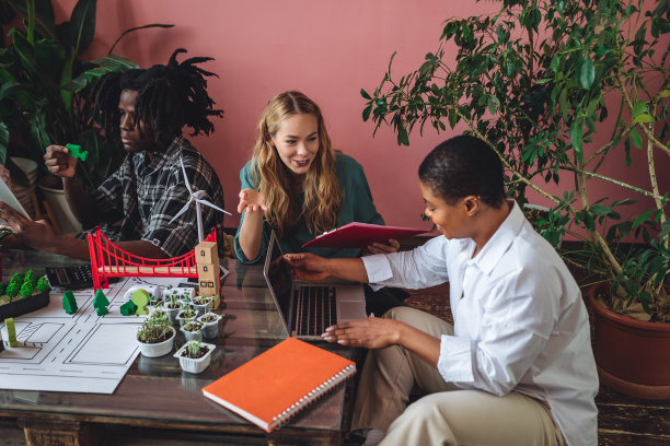 不同的国际学生群体致力于现代城市的可再生能源，绿色区域的城市项目。生态理念、环保理念、垃圾回收理念、科技理念图片下载