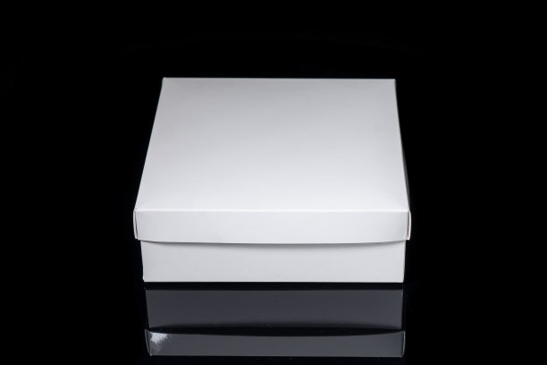 包装盒为矩形，空白广告模板，为产品包装。白色空封闭纸板容器，黑色背景图片下载