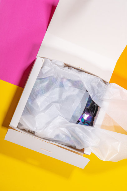 简单的白色纸板箱的颜色背景，俯视图图片下载