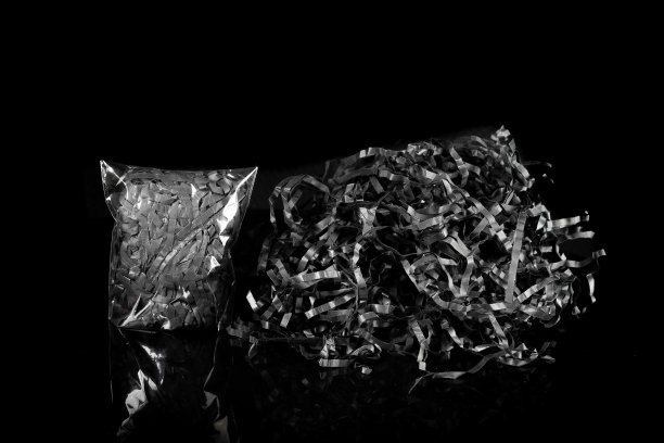 特写装饰碎纸彩色工艺纸黑色背景图片下载