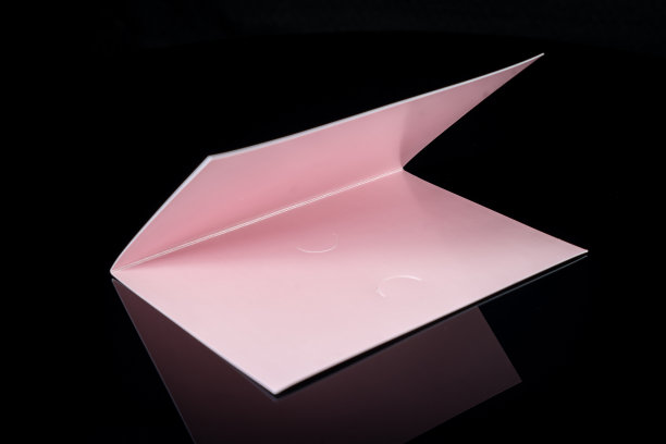 邀请或贺卡模型在黑色背景，空白卡与复制空间图片下载